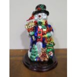 A THOMAS PACCONI EXCLUSIVE COLLECTION GLASS BLOWN SNOWMAN ORNAMENT ON WOODEN BASE, H 26 CM, IN