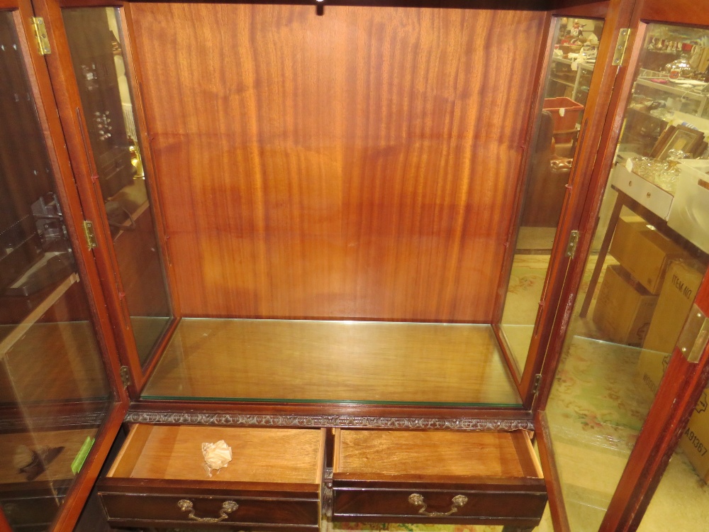 A 20TH CENTURY DISPLAY CABINET RAISED ON CABRIOLE LEGS - GLASS SHELVES H-159 W-99 CM - Image 5 of 5