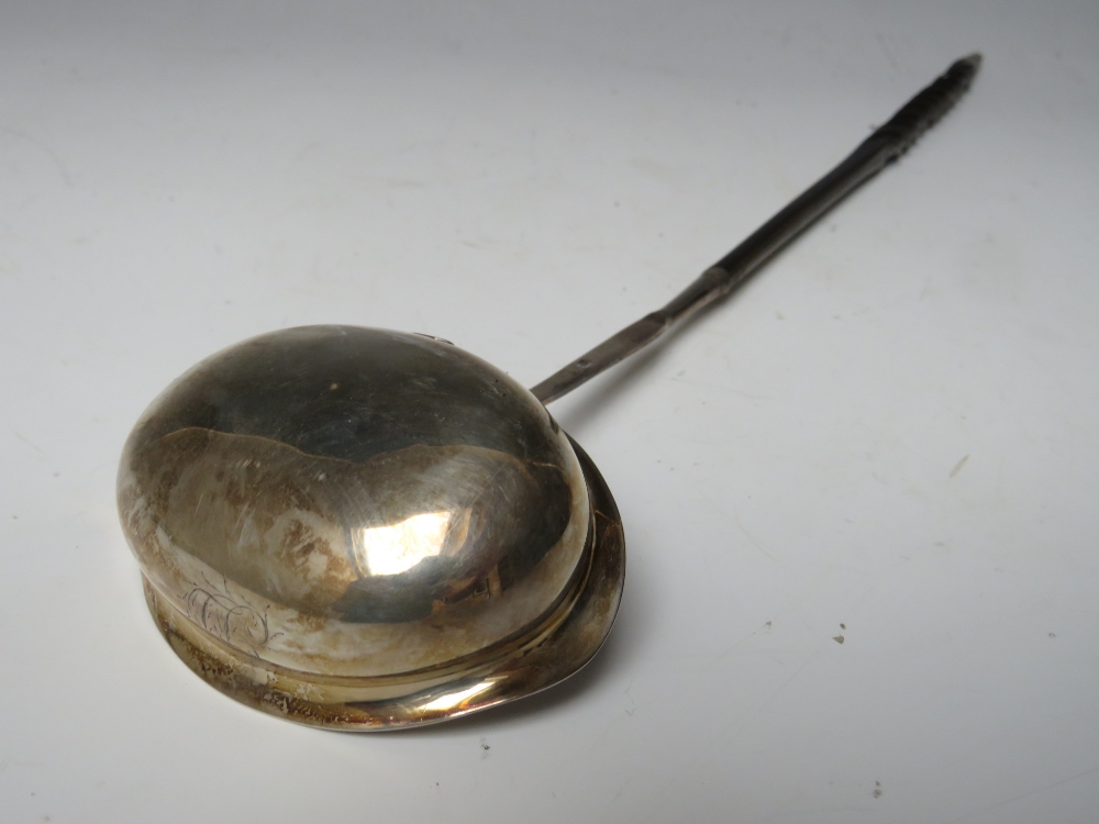 A GEORGIAN HALLMARKED SILVER LADLE WITH EBONISED HANDLE - Image 5 of 5