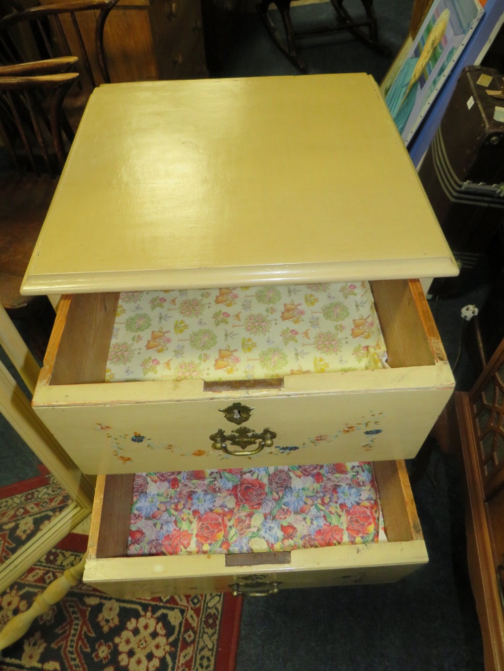 A PAINTED FOUR DRAWER CHEST AND A CHEVAL MIRROR (2) - Image 5 of 5