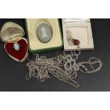 A SMALL COLLECTION OF ASSORTED JEWELLERY TO INCLUDE WEDGWOOD GREEN JASPERWARE, CHAINS ETC