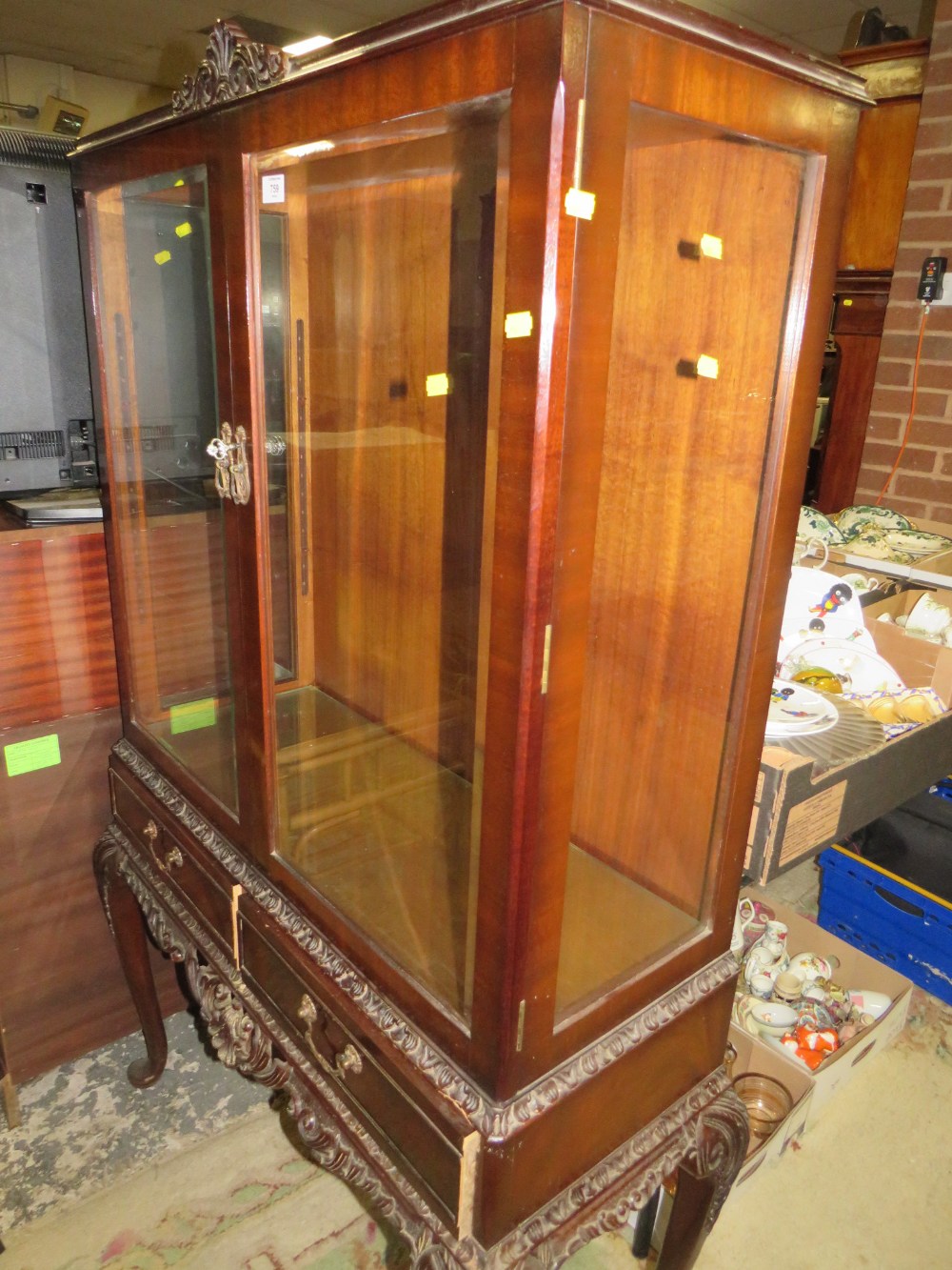 A 20TH CENTURY DISPLAY CABINET RAISED ON CABRIOLE LEGS - GLASS SHELVES H-159 W-99 CM - Image 3 of 5