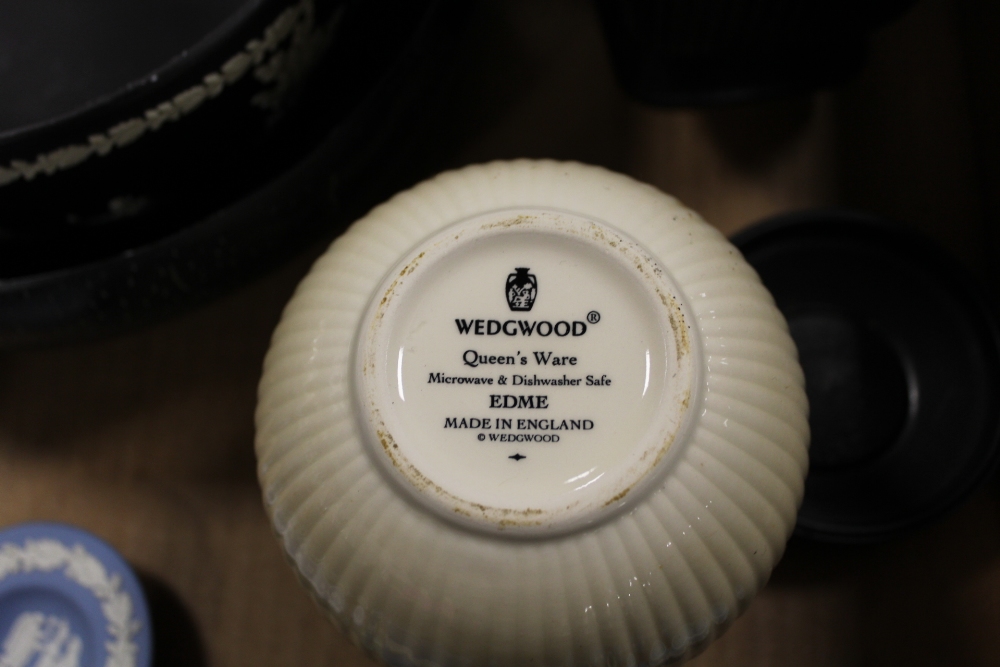 A TRAY OF ASSORTED WEDGWOOD TO INCLUDE A BLACK JASPERWARE BOWL ETC - Image 2 of 2