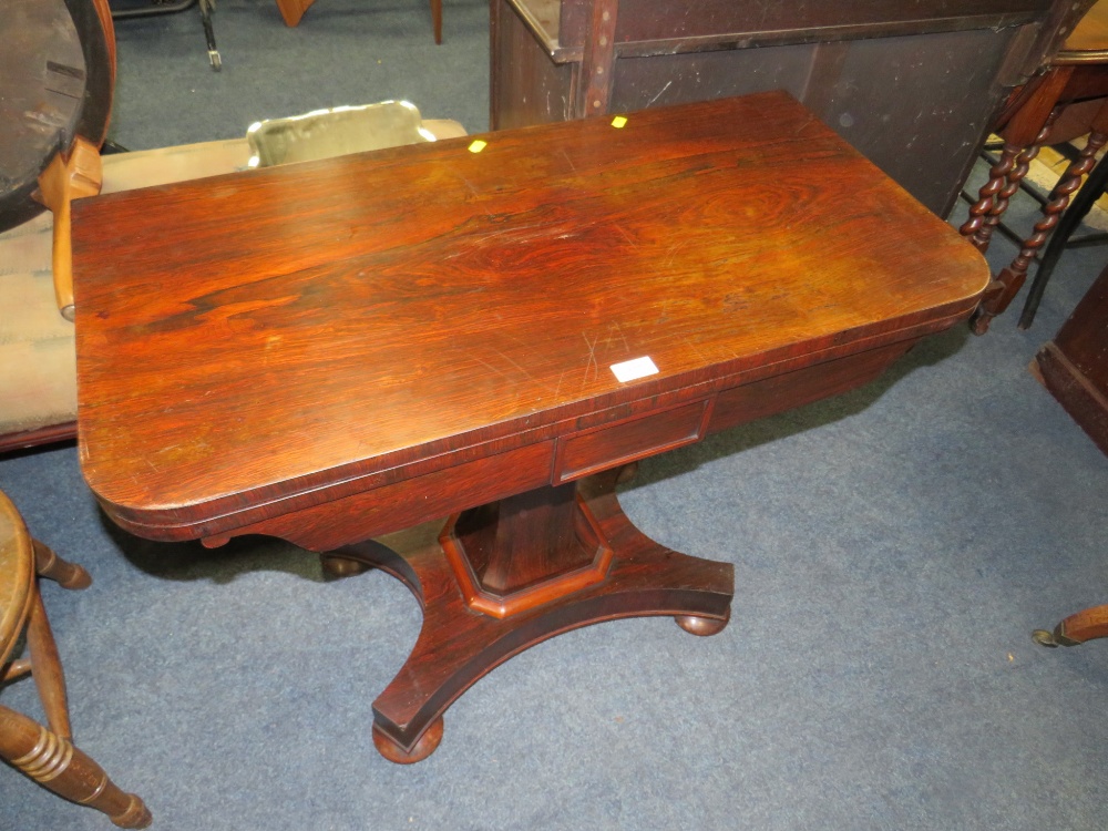 A 19TH CENTURY ROSEWOOD FOLD-OVER CARD TABLE ON AN OCCASIONAL SHAPED COLUMN W-91 CM - Image 5 of 6