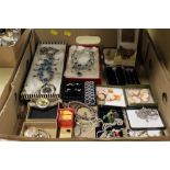 A TRAY OF ASSORTED COSTUME JEWELLERY TO INC NECKLACES, WATCHES, LOOSE CAMEOS ETC