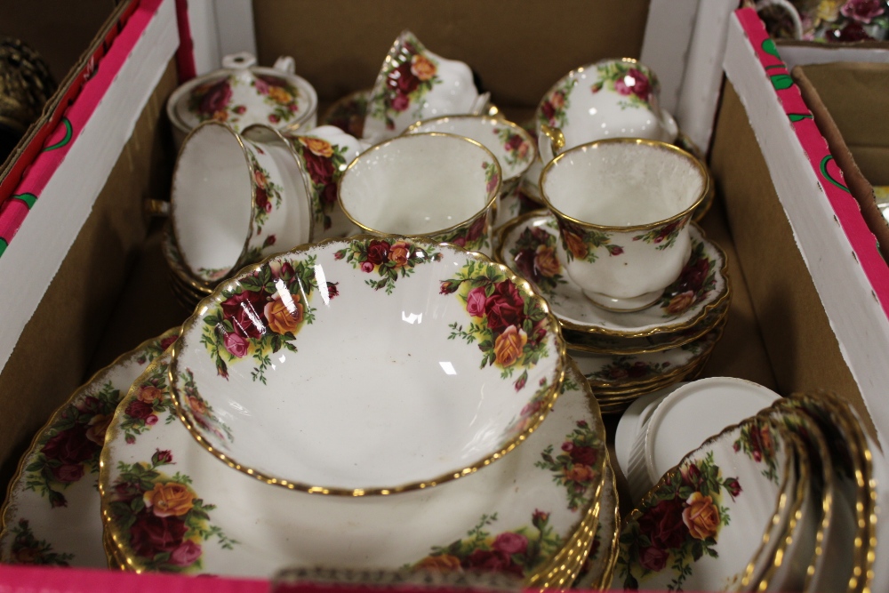 A TRAY OF ROYAL ALBERT OLD COUNTRY ROSES ETC