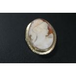 A HALLMARKED 9CT GOLD CAMEO BROOCH