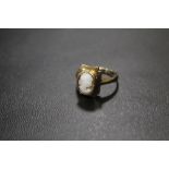 A HALLMARKED 9CT GOLD CAMEO RING - APPROX WEIGHT 2.9,G