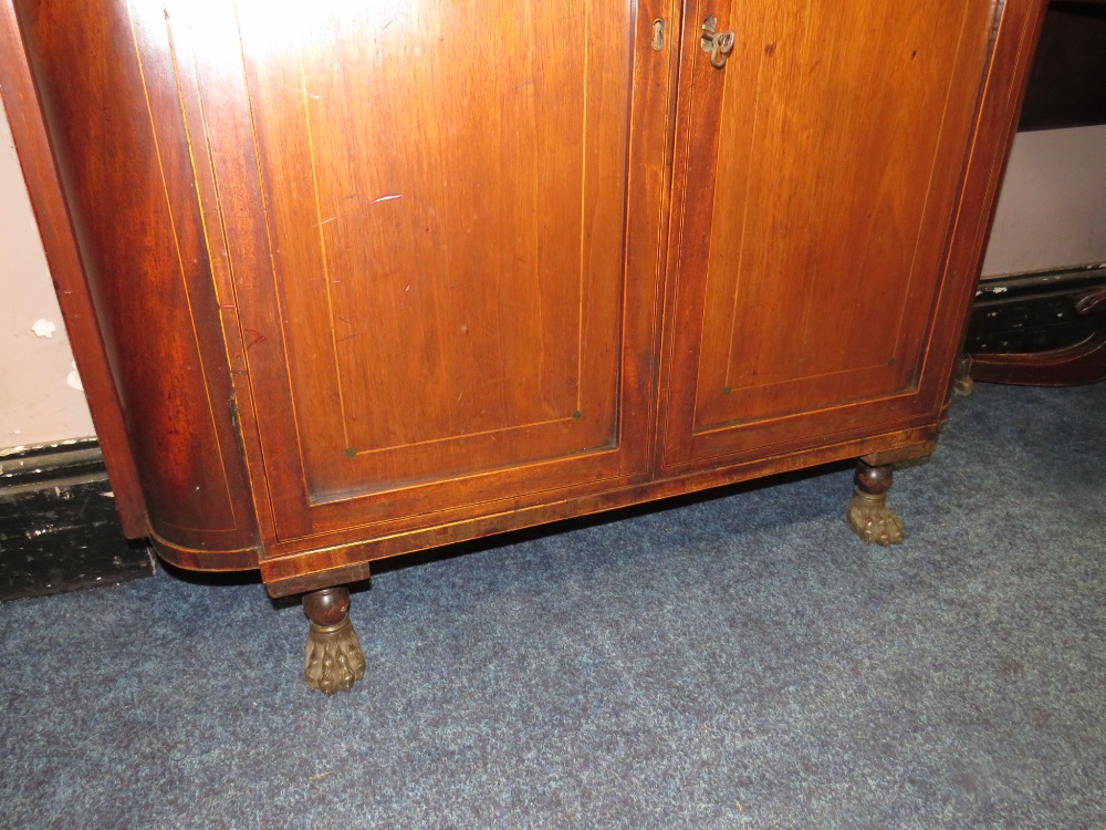 AN ANTIQUE MAHOGANY AND SATINWOOD BANDED TWO DOOR CABINET, RAISED ON HAIRY PAW FEET H-92 W-93 CM - Image 3 of 4