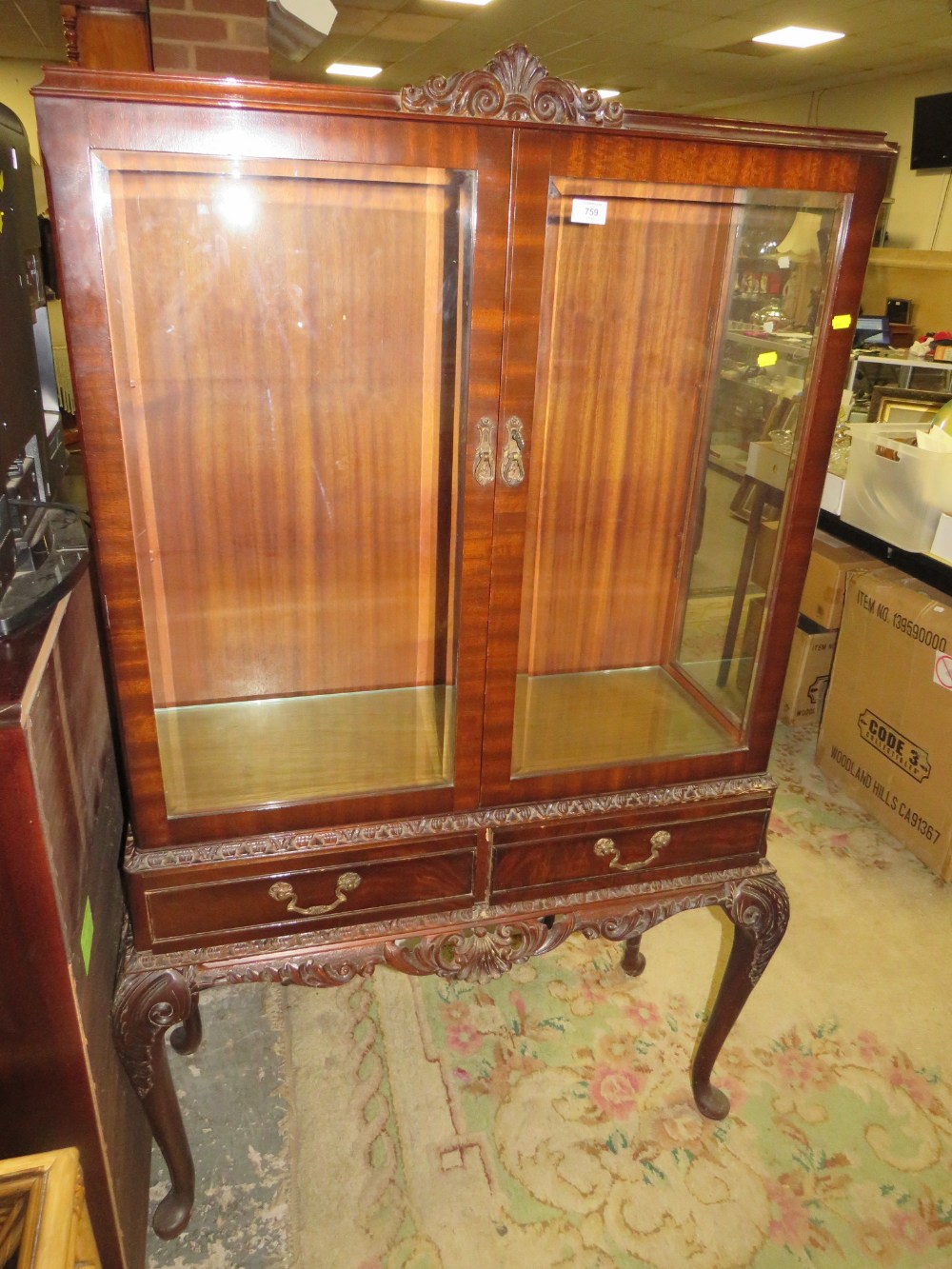 A 20TH CENTURY DISPLAY CABINET RAISED ON CABRIOLE LEGS - GLASS SHELVES H-159 W-99 CM