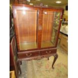 A 20TH CENTURY DISPLAY CABINET RAISED ON CABRIOLE LEGS - GLASS SHELVES H-159 W-99 CM