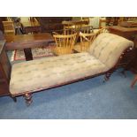 A 19TH CENTURY MAHOGANY FRAMED CHAISE LONGUE / SETTEE