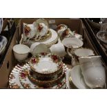 A TRAY OF ASSORTED CERAMICS TO INCLUDE A SELECTION OF ROYAL ALBERT OLD COUNTRY ROSES