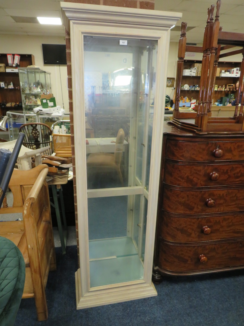 A MODERN FLOORSTANDING GLAZED BOOKCASE WITH GLASS SHELVES H-183 W-59 CM