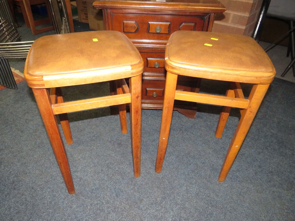 A SMALL THREE DRAWER CHEST AND TWO RETRO STOOLS (3) - Image 2 of 4