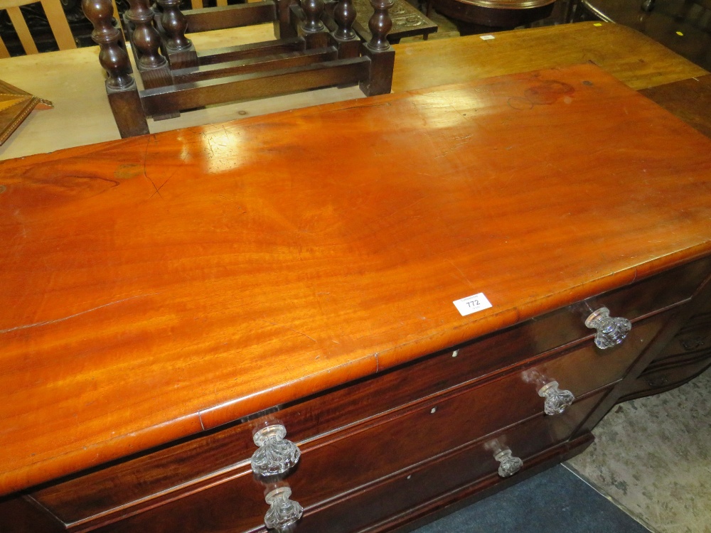 A LARGE VICTORIAN MAHOGANY THREE DRAWER CHEST WITH GLASS HANDLES W-114 CM - Image 4 of 5