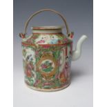 A 19TH CENTURY DECORATIVE CIRCULAR CANTONESE TEAPOT WITH LID, H 12 cm, Dia. 10 cm