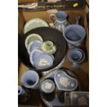A TRAY OF ASSORTED WEDGWOOD JASPERWARE TO INCLUDE A LARGE BLACK FRUIT BOWL