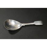 A HALLMARKED SILVER GEORGIAN CADDY SPOON - MAKERS MARK INDISTINCT