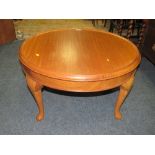 A 20TH CENTURY COFFEE TABLE DIA. 76 CM