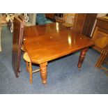 AN EDWARDIAN MAHOGANY WIND-OUT DINING TABLE WITH TWO LEAVES L-124 CM EXTENDED L-210 CM