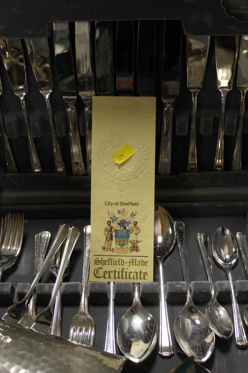 A TRAY OF METALWARE TO INCLUDE CASED PART CANTEEN OF CUTLERY - Image 3 of 3