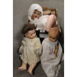 A QUANTITY OF ANTIQUE AND LATER TOY DOLLS ETC