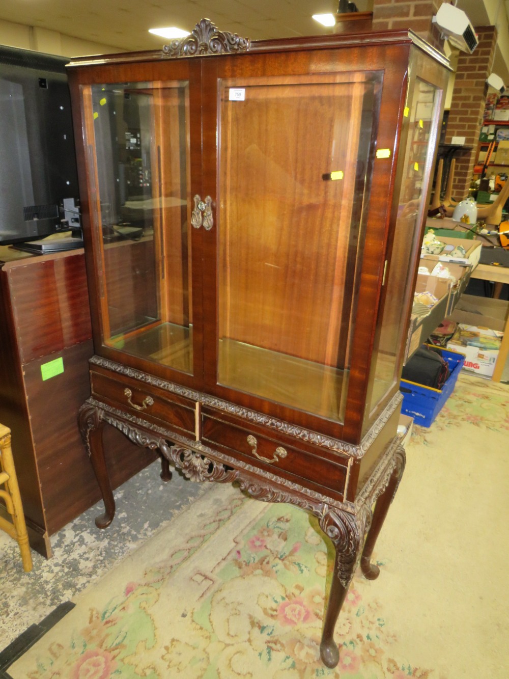 A 20TH CENTURY DISPLAY CABINET RAISED ON CABRIOLE LEGS - GLASS SHELVES H-159 W-99 CM - Image 2 of 5