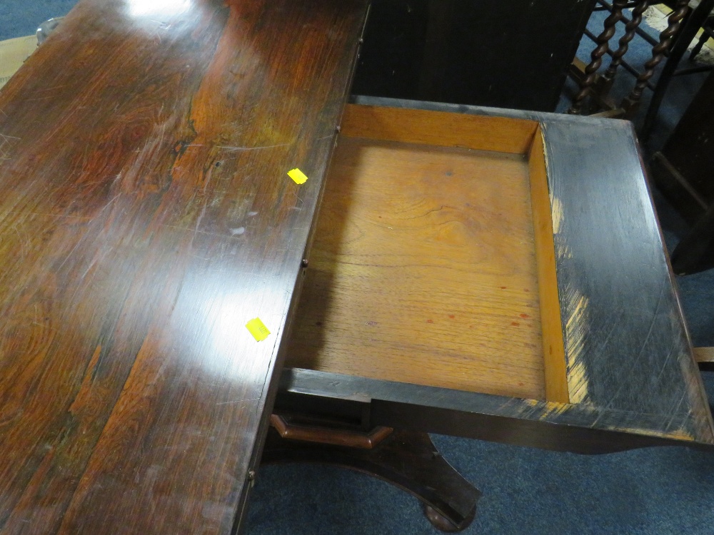 A 19TH CENTURY ROSEWOOD FOLD-OVER CARD TABLE ON AN OCCASIONAL SHAPED COLUMN W-91 CM - Image 3 of 6