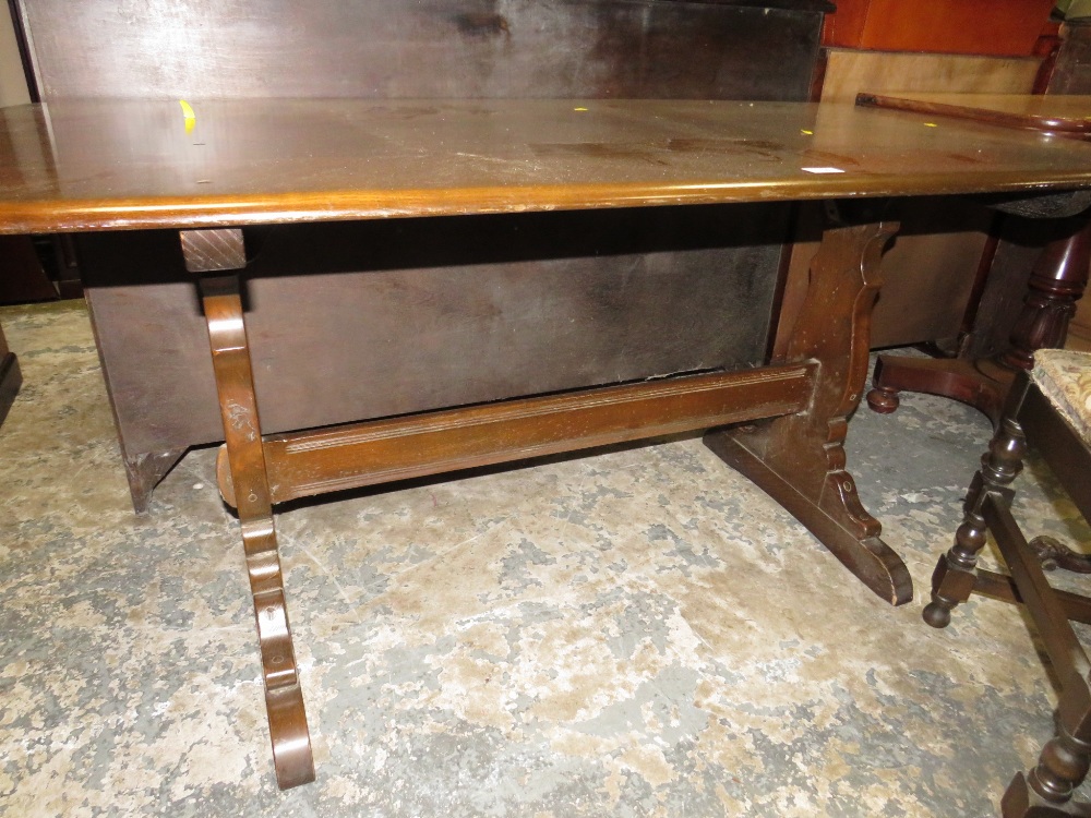 A DARK OAK ERCOL STYLE REFECTORY TABLE AND FOUR CHAIRS - Image 6 of 6