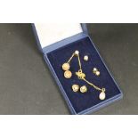 FOUR PAIRS OF GOLD EARRINGS TOGETHER WITH A 9CT GOLD PEARL PENDANT