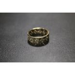 A HALLMARKED 9CT GOLD BAND - APPROX WEIGHT 2.9 G