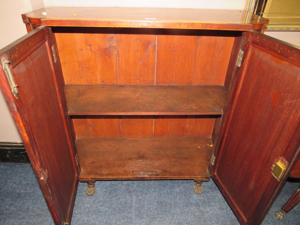AN ANTIQUE MAHOGANY AND SATINWOOD BANDED TWO DOOR CABINET, RAISED ON HAIRY PAW FEET H-92 W-93 CM - Image 4 of 4