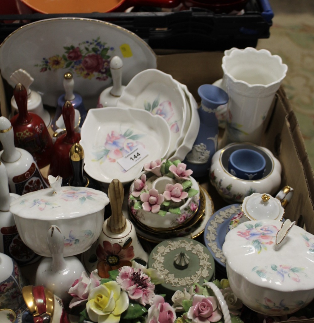 A TRAY OF CERAMICS TO INCLUDE #AYNSLEY LITTLE SWEETHEART, WEDGWOOD JASPERWARE ETC