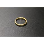 A HALLMARKED 22 CT GOLD WEDDING BAND - APPROX WEIGHT 4.8 G