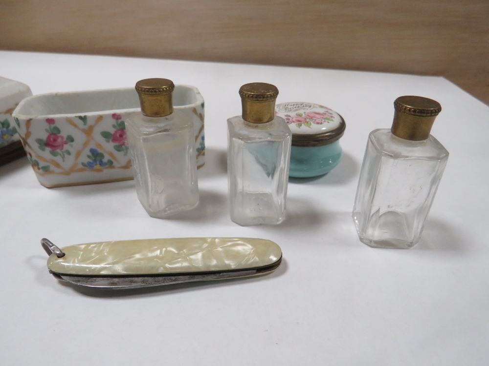 A LIMOGES CERAMIC MINIATURE THREE BOTTLE SCENT BOTTLE HOLDER - A/F TOGETHER WITH A HALCYON DAYS PILL - Image 3 of 5