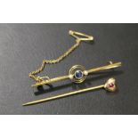A 15CT SAPPHIRE AND SEED PEARL BROOCH WITH SAFETY CHAIN - APPROX WEIGHT 4G TOGETHER TIH A YELLOW