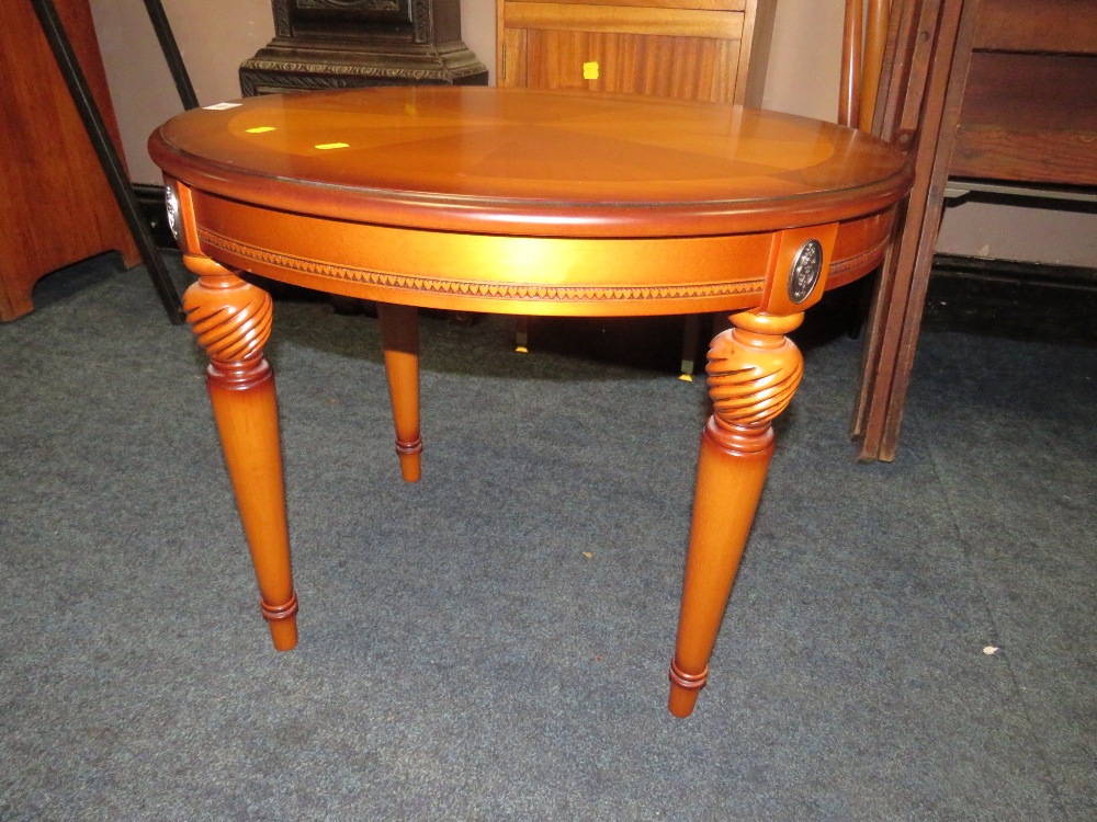 A MODERN CHERRY OVAL COFFEE TABLE AND LAMP TABLE (2) - Image 4 of 6