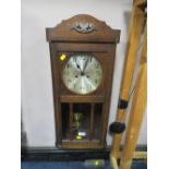 AN EARLY 20TH CENTURY OAK CASED WALLCLOCK