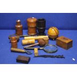 A COLLECTION OF TREEN TO INCLUDE A GAVEL, TRINKET BOXES, MAGNIFYING GLASS ETC