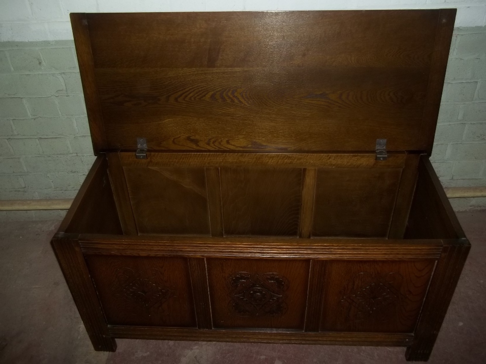 AN OAK BLANKET CHEST - Image 2 of 2