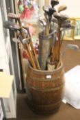 A WOOD BOUND BARREL CONTAINING A QUANTITY OF GOLF CLUBS TO INCLUDE HICKORY EXAMPLES