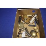 A BOX OF COLLECTABLES TO INCLUDE PEN KNIVES, CORKSCREWS ETC