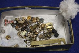 A BOX OF MILITARY TYPE BUTTONS AND BADGES