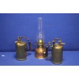 A COPPER OIL LAMP AND 2 BRASS SPRAY CANS