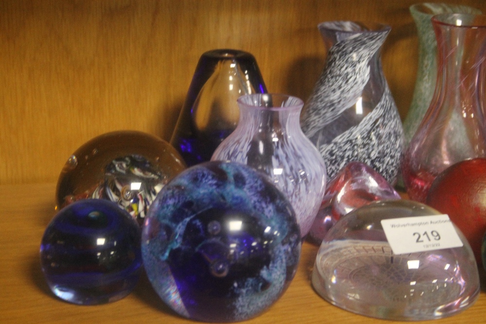 A COLLECTION OF ASSORTED GLASSWARE TO INCLUDE PAPER WEIGHTS - Image 2 of 3