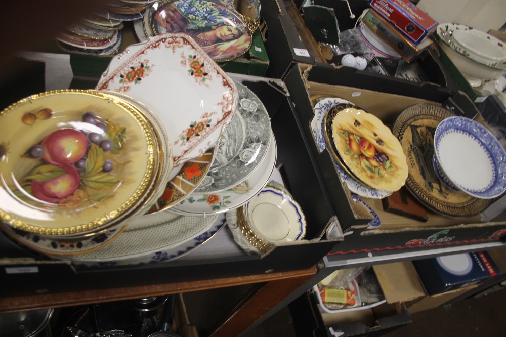 THREE TRAYS OF PICTURE PLATES TO INCLUDE AYNSLEY ORCHARD GOLD EXAMPLES (TRAYS NOT INCLUDED)