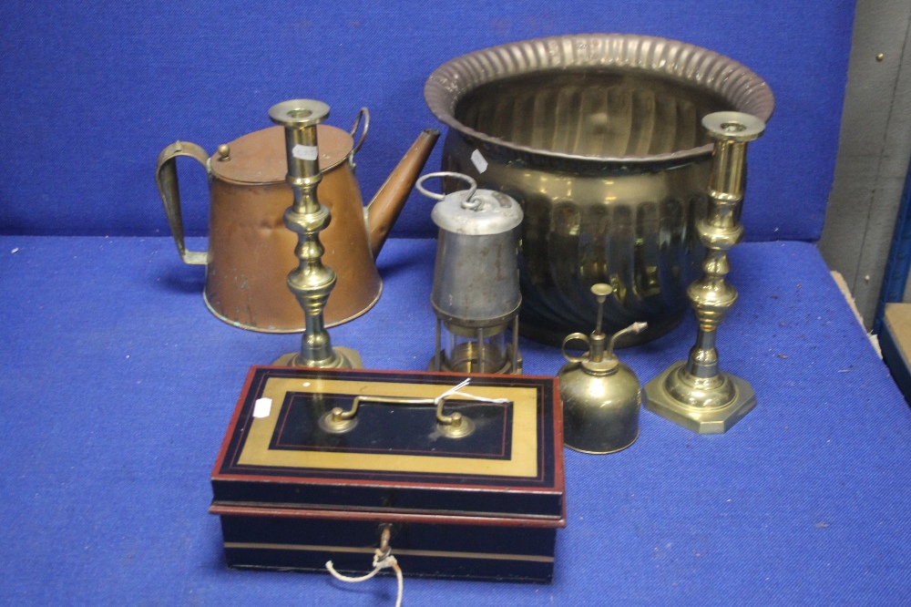 A QUANTITY OF ASSORTED METALWARE