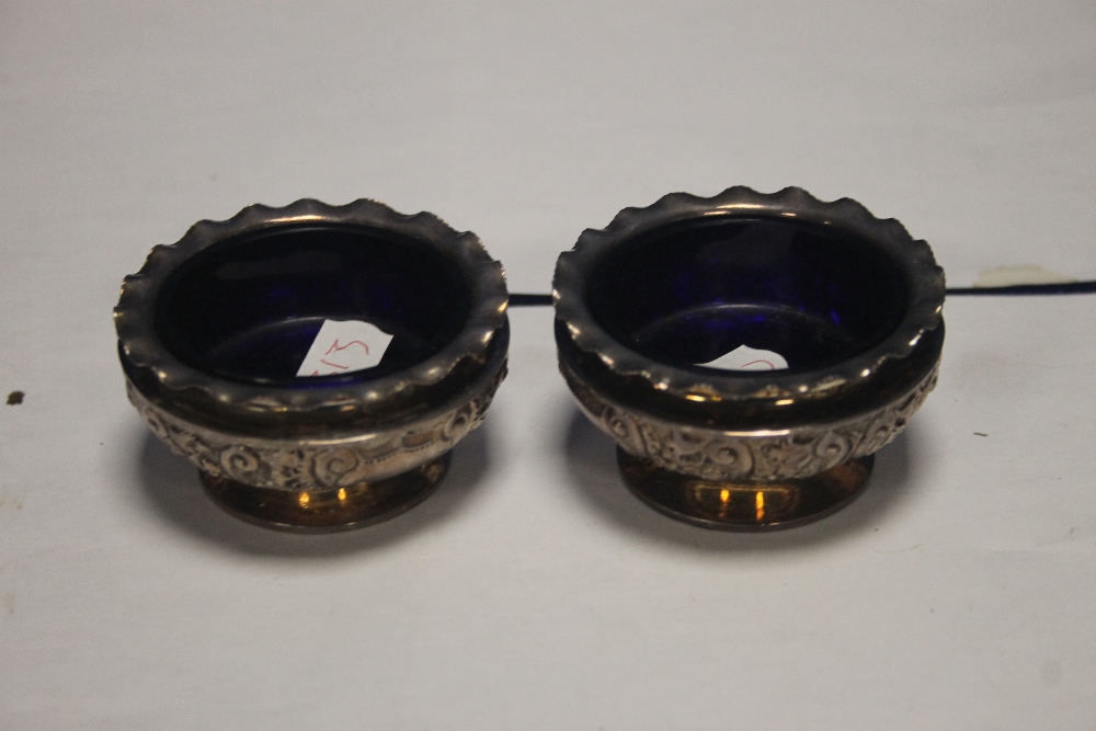 A PAIR OF HALLMARKED SILVER DISHES WITH BLUE GLASS LINERS APPROX WEIGHT 92G