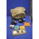 A COLLECTION OF VINTAGE FISHING TACKLE TO INCLUDE REELS AND BAG